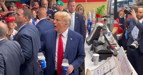 trump at dairy queen|Trump hands out Blizzards at Iowa Dairy Queen during campaign。